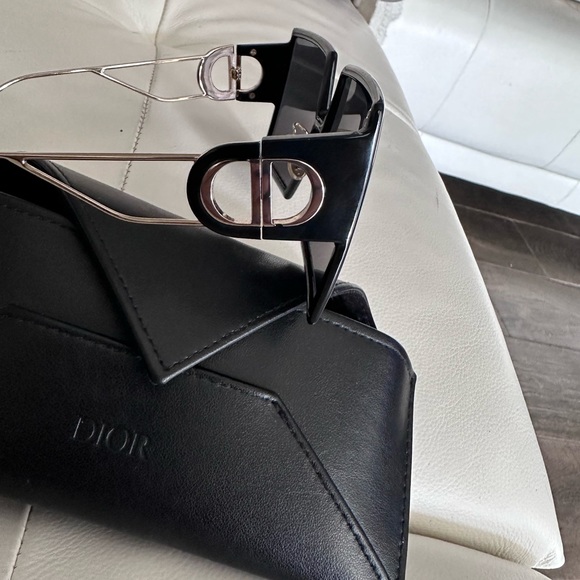 Dior Montaigne sunglasses barely use one scratch that cannot be seen. - Picture 2 of 3